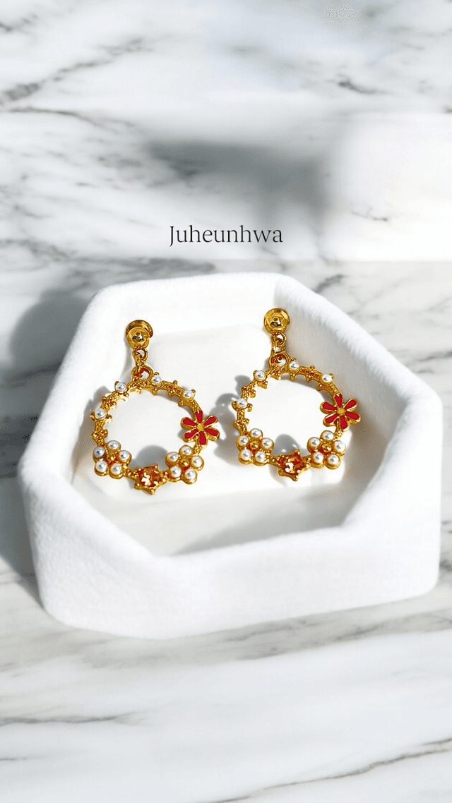 Elegant gold necklace